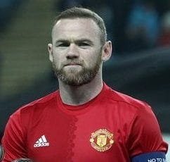 N?rbillede af Wayne Rooney i spilleruniform p? fodbodbanen.