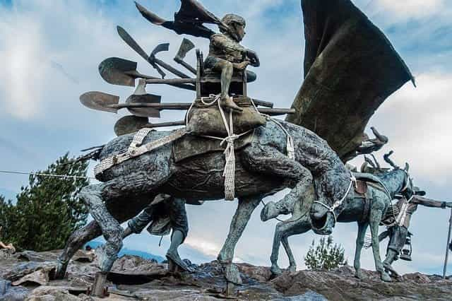 A monument of settlers on horseback in Manizales, Colombia.